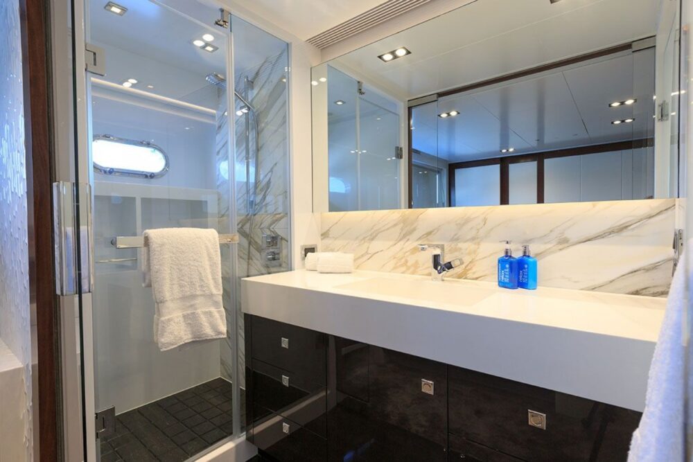 Motor Yacht Paradise is one of the finest yachts available for charter in Wester - Imagen 3