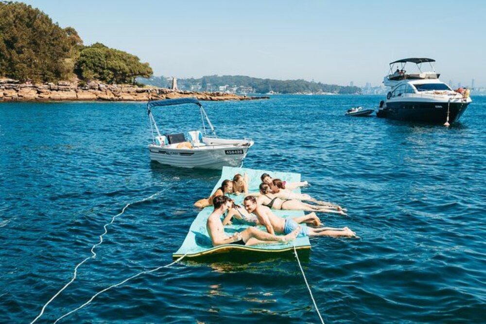 Set sail on a imported European built 12m. Beneteau sailing yacht. - Imagen 5