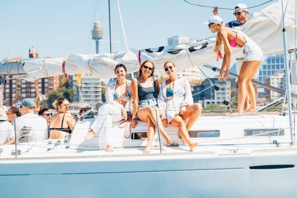 Set sail on a imported European built 12m. Beneteau sailing yacht. - Imagen 4