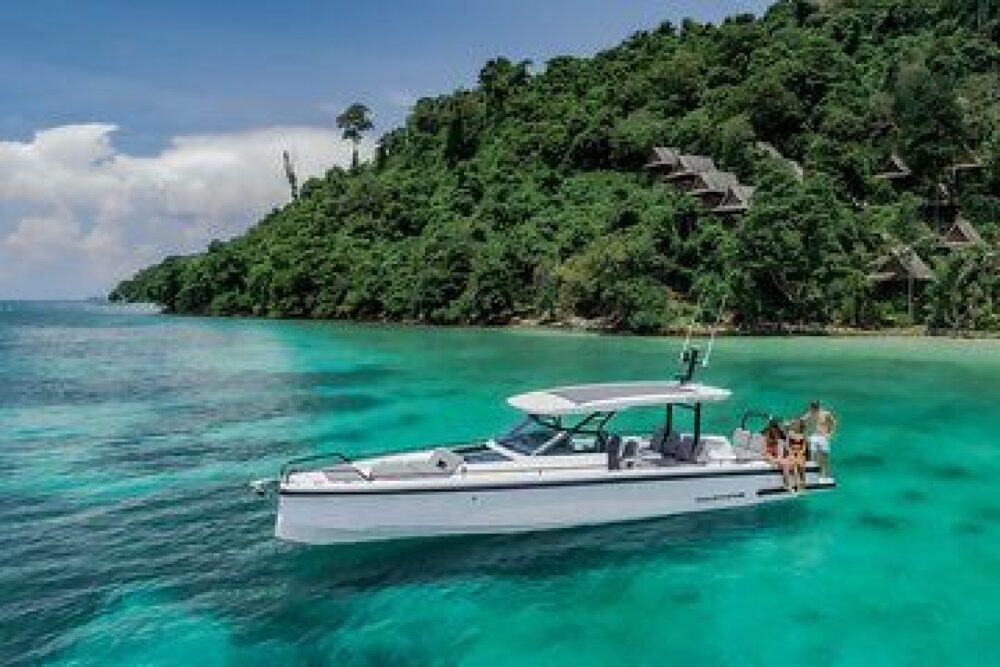 Get off the beaten track and discover the magic of the Whitsundays with us!