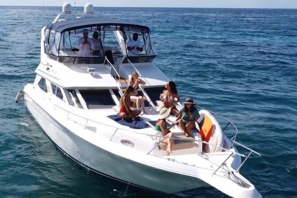 Hop aboard a private 47-foot (14-meter) yacht for this half-day snorkeling tour! - Image 4