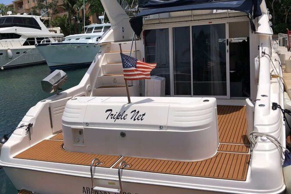 Hop aboard a private 47-foot (14-meter) yacht for this half-day snorkeling tour! - Image 2