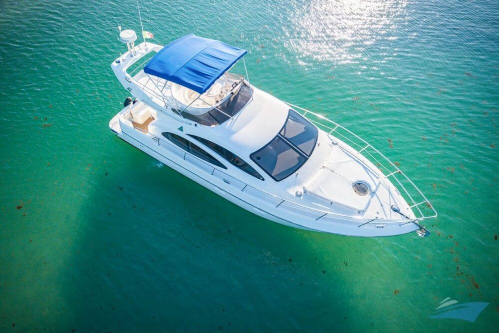 Our 42' Azimut features plenty of shaded seating areas. - Imagen 12