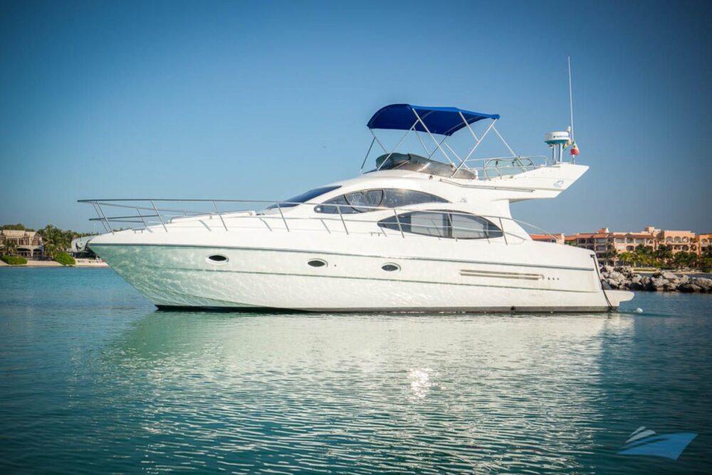 Our 42' Azimut features plenty of shaded seating areas. - Imagen 11