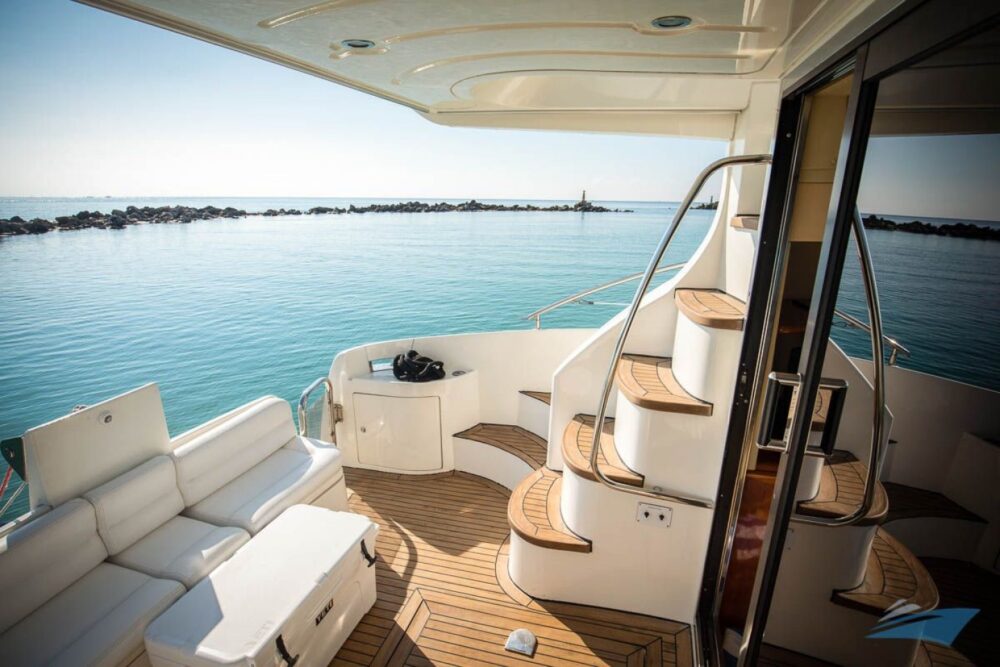 Our 42' Azimut features plenty of shaded seating areas. - Imagen 10