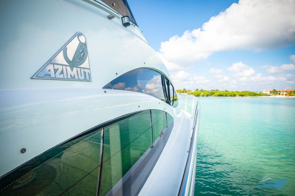 Our 42' Azimut features plenty of shaded seating areas. - Imagen 9