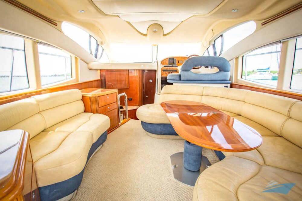 Our 42' Azimut features plenty of shaded seating areas. - Imagen 8