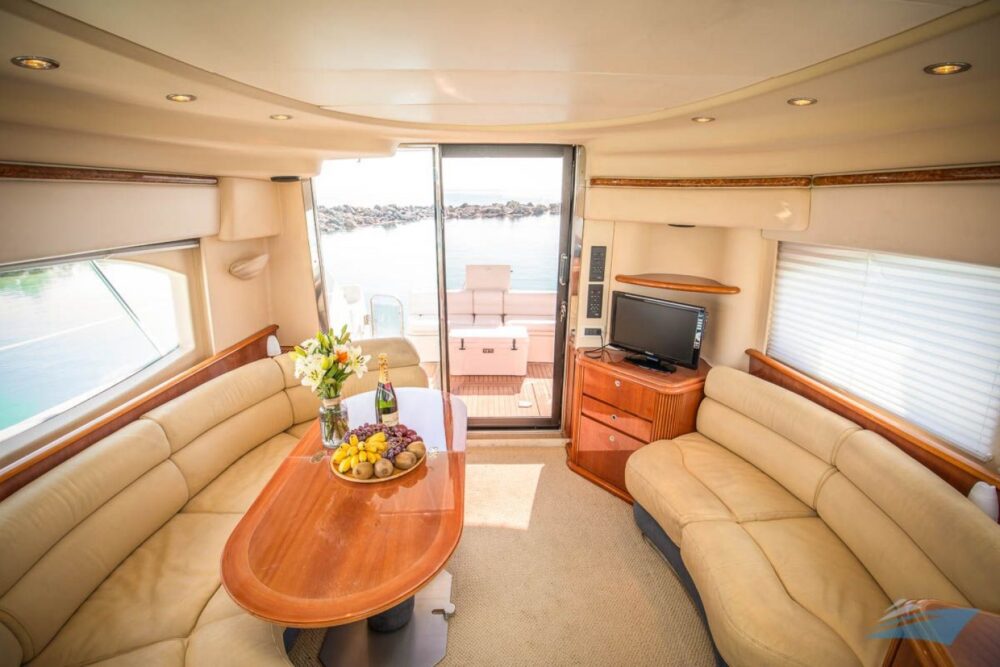 Our 42' Azimut features plenty of shaded seating areas. - Imagen 7