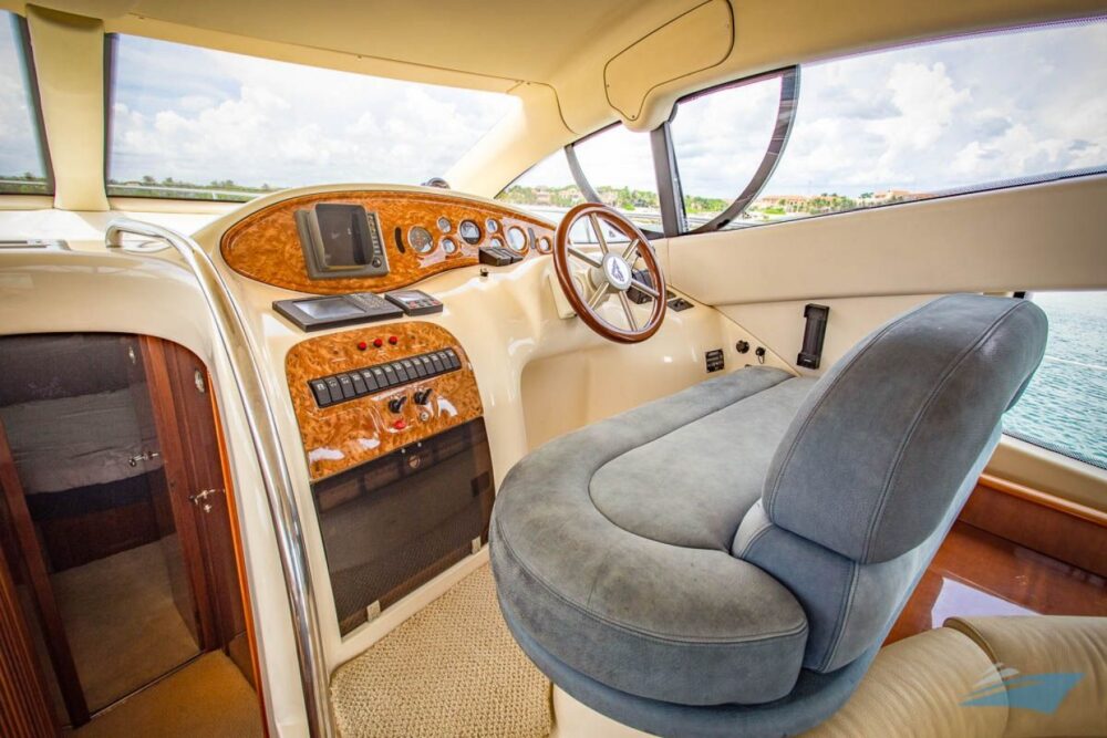 Our 42' Azimut features plenty of shaded seating areas. - Imagen 6