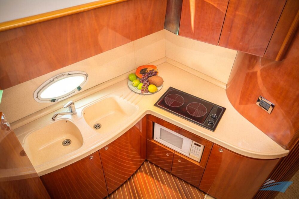 Our 42' Azimut features plenty of shaded seating areas. - Imagen 5