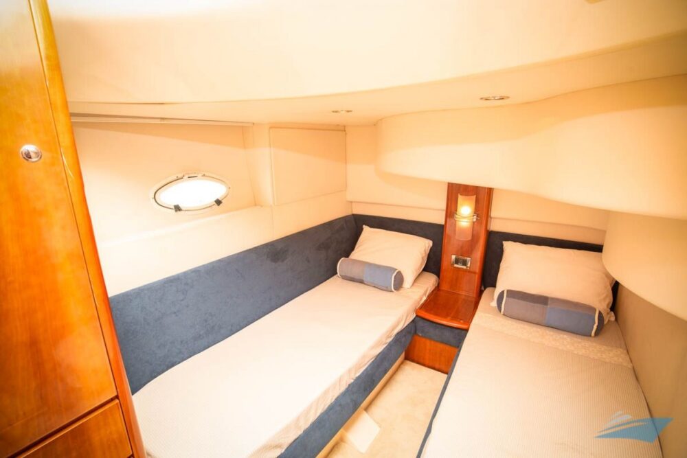 Our 42' Azimut features plenty of shaded seating areas. - Imagen 3