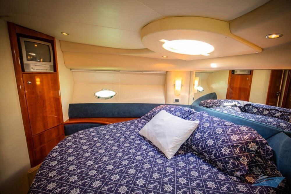 Our 42' Azimut features plenty of shaded seating areas. - Imagen 4