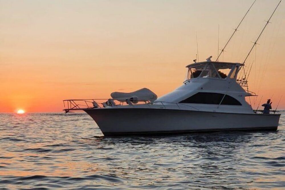 Skip crowded boat tours for this private yacht experience packed with watersport - Imagen 4
