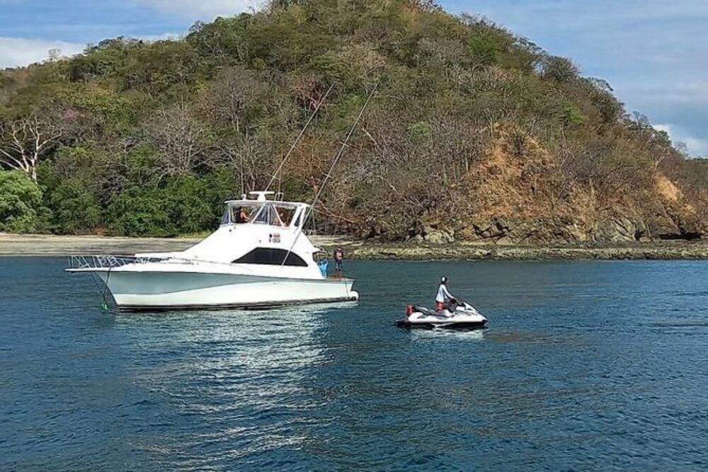 Skip crowded boat tours for this private yacht experience packed with watersport - Imagen 2
