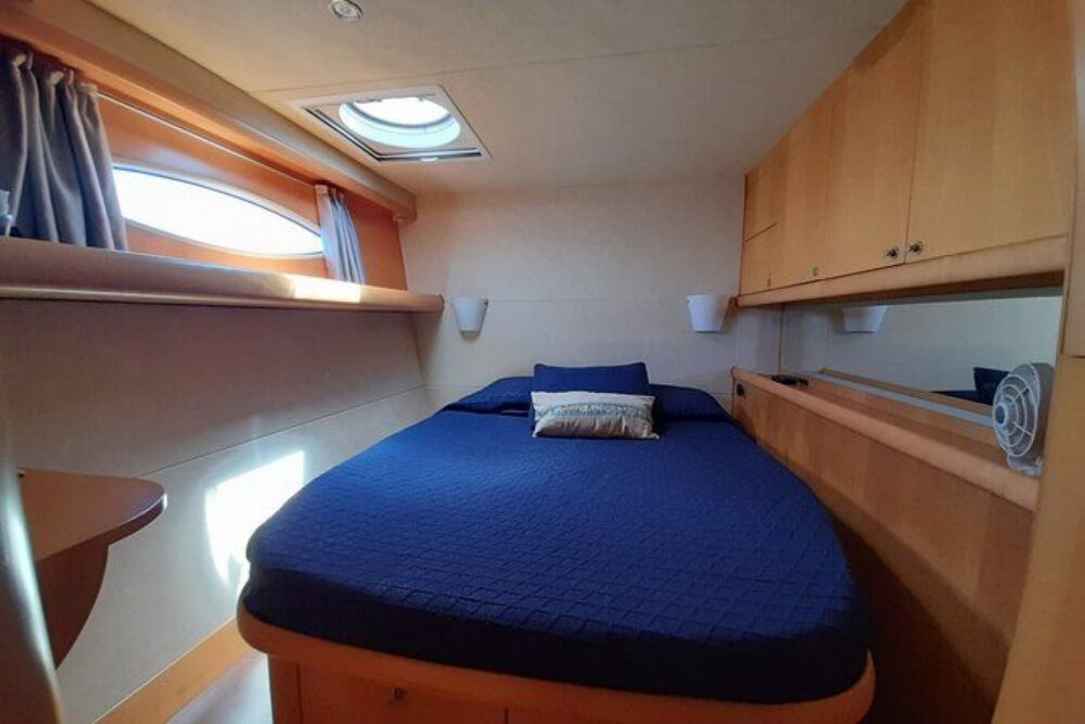 Enjoy the Costa Rican coast from aboard our luxurious catamaran. - Imagen 2