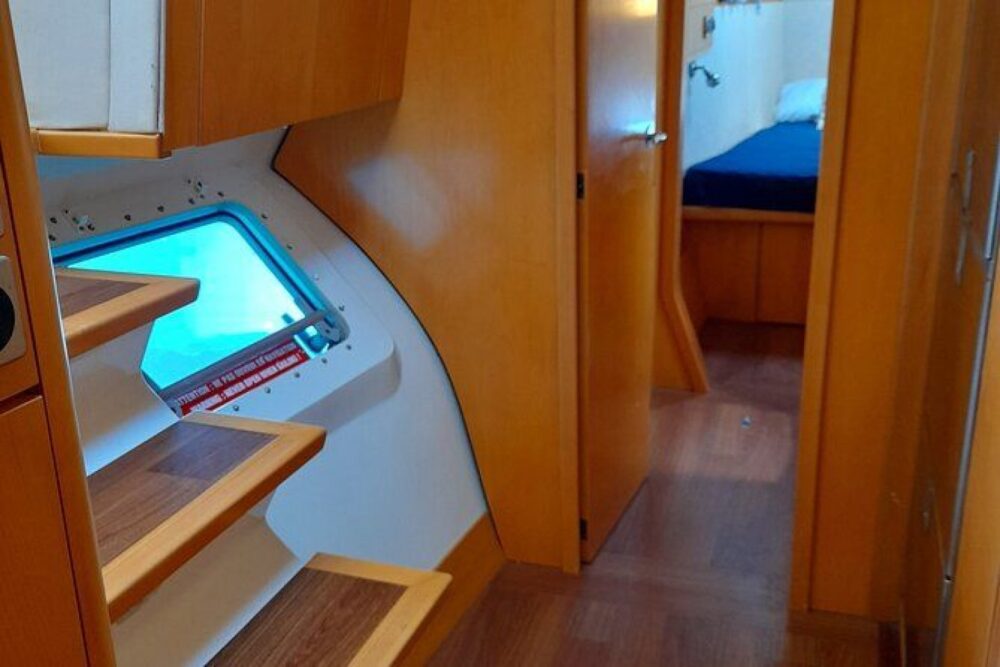 Enjoy the Costa Rican coast from aboard our luxurious catamaran. - Imagen 5