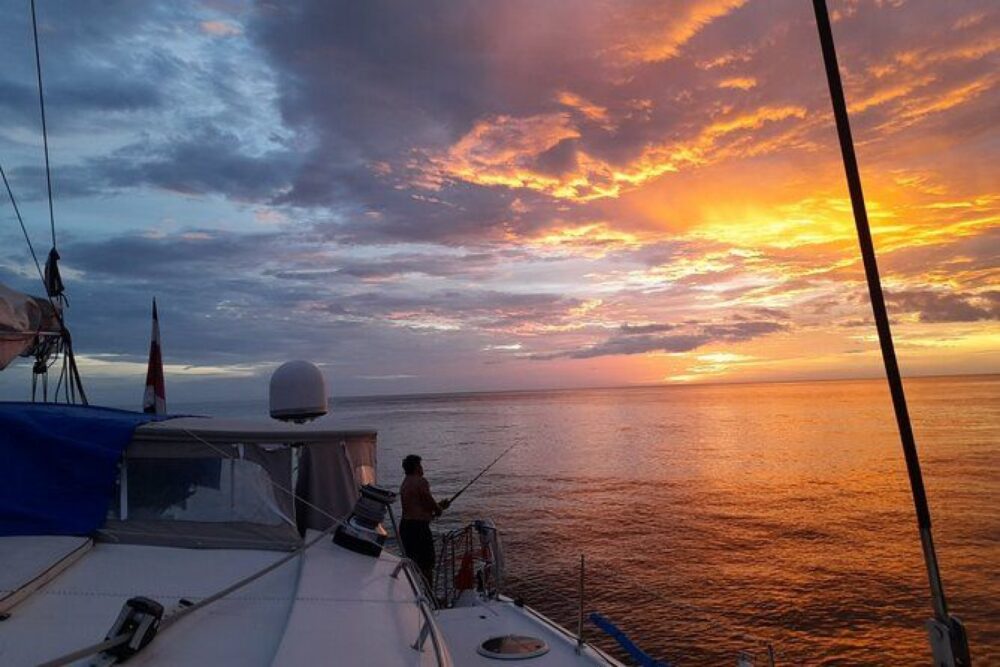 Enjoy the Costa Rican coast from aboard our luxurious catamaran. - Imagen 4