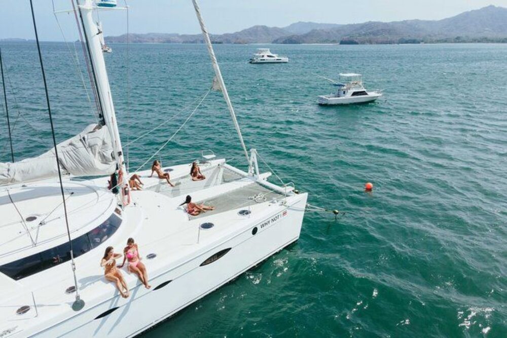 Enjoy the Costa Rican coast from aboard our luxurious catamaran. - Imagen 3