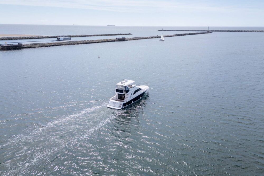 This beautiful yacht is very comfortable. It comes with an amazing crew. - Imagen 15