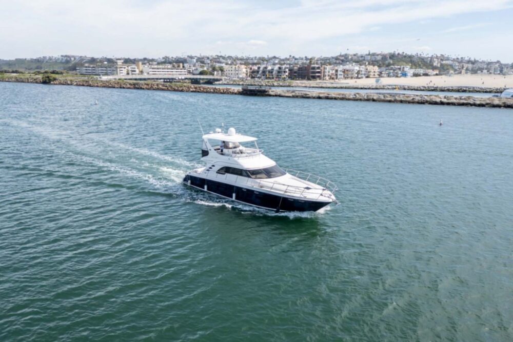 This beautiful yacht is very comfortable. It comes with an amazing crew. - Imagen 14