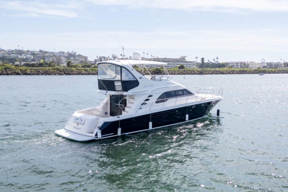 This beautiful yacht is very comfortable. It comes with an amazing crew. - Imagen 12