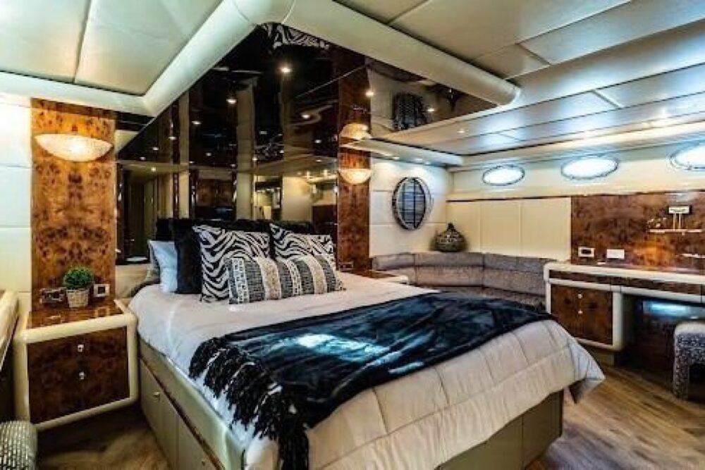 Our yacht is very comfortable and spacious with a luxury home feel - Imagen 19