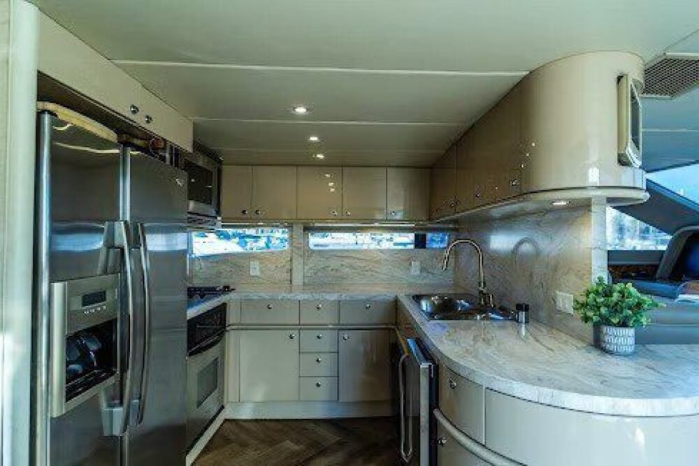Our yacht is very comfortable and spacious with a luxury home feel - Imagen 11
