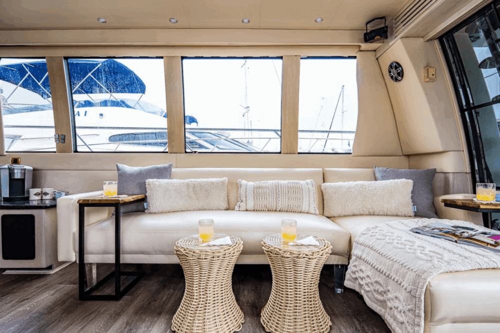 The Carver 60 is the Flag ship of Carver motor yachts line, largest size yacht - Imagen 7