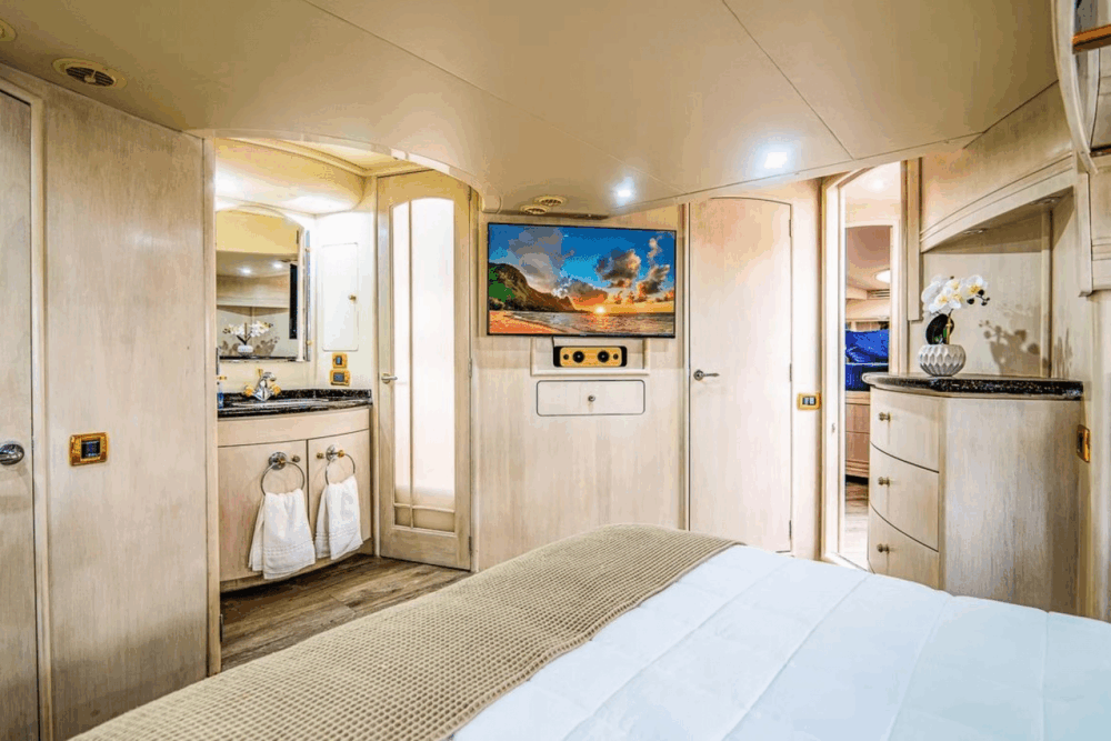 The Carver 60 is the Flag ship of Carver motor yachts line, largest size yacht - Imagen 5