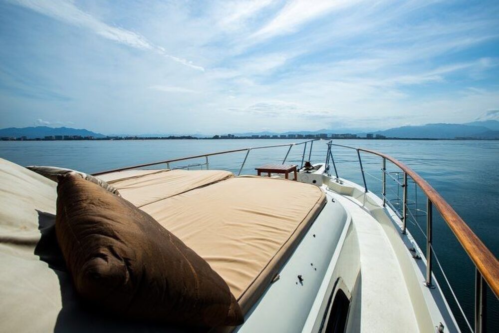 Hatteras 58' Luxury Yacht - Image 7