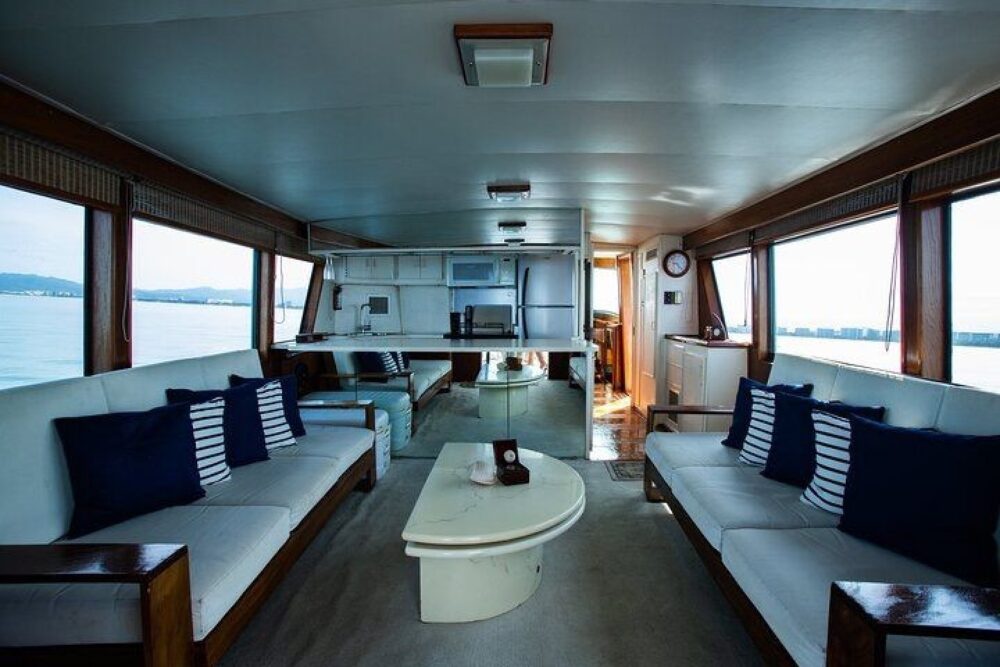 Hatteras 58' Luxury Yacht - Image 6