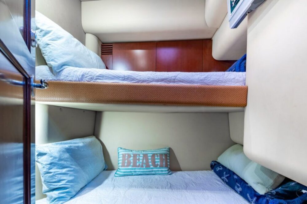 Convenient Access: Just 20 minutes away from the main island, our voyage ensures - Imagen 3