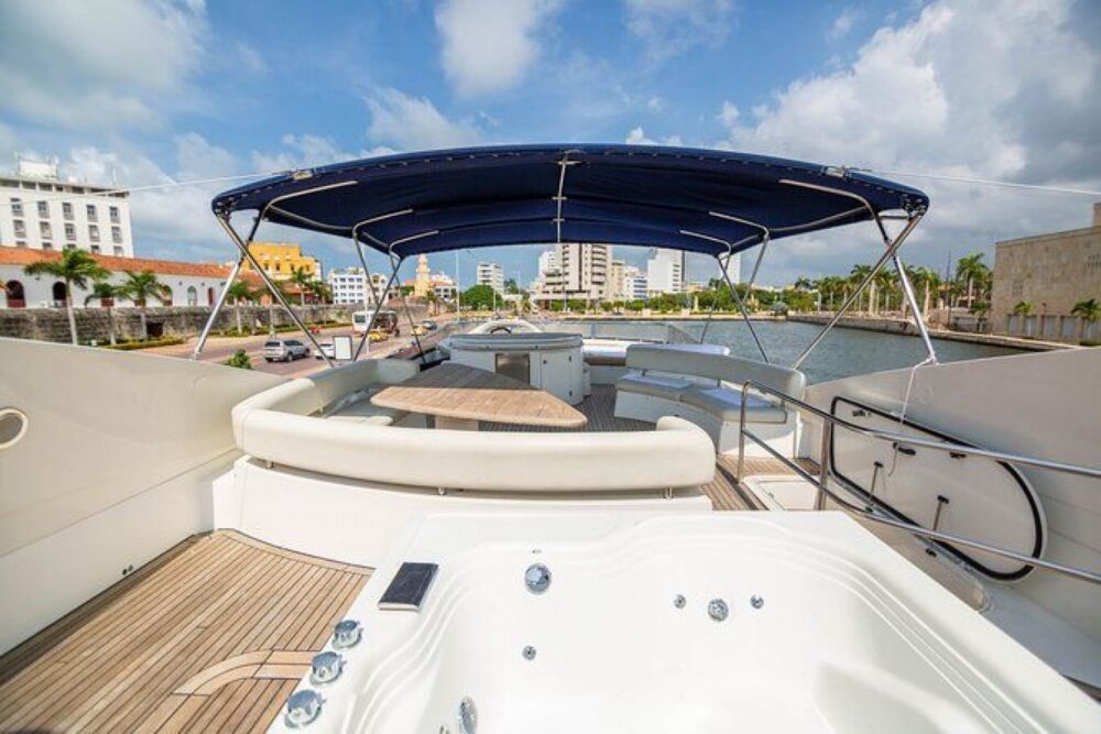 Sail on a luxurious yacht through the wonderful sea of the Colombian Caribbean - Imagen 13