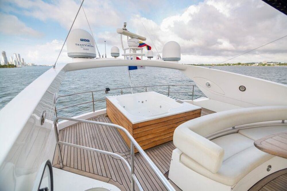 Sail on a luxurious yacht through the wonderful sea of the Colombian Caribbean - Imagen 12