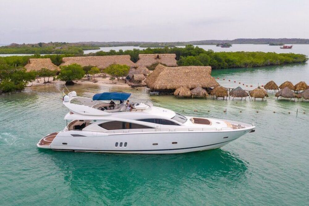 Sail on a luxurious yacht through the wonderful sea of the Colombian Caribbean