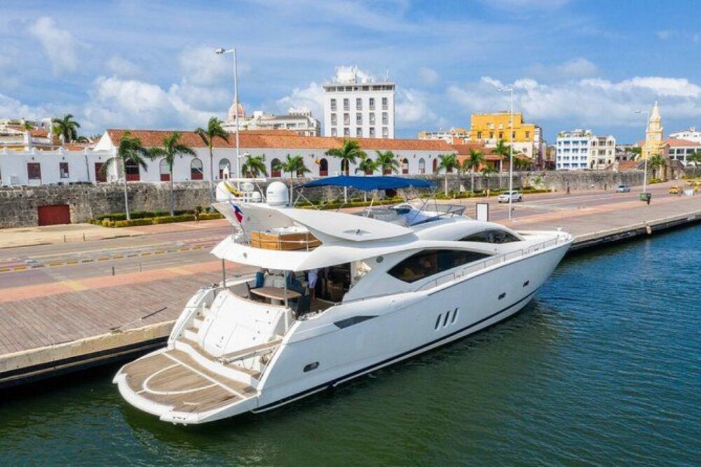 Sail on a luxurious yacht through the wonderful sea of the Colombian Caribbean - Imagen 3