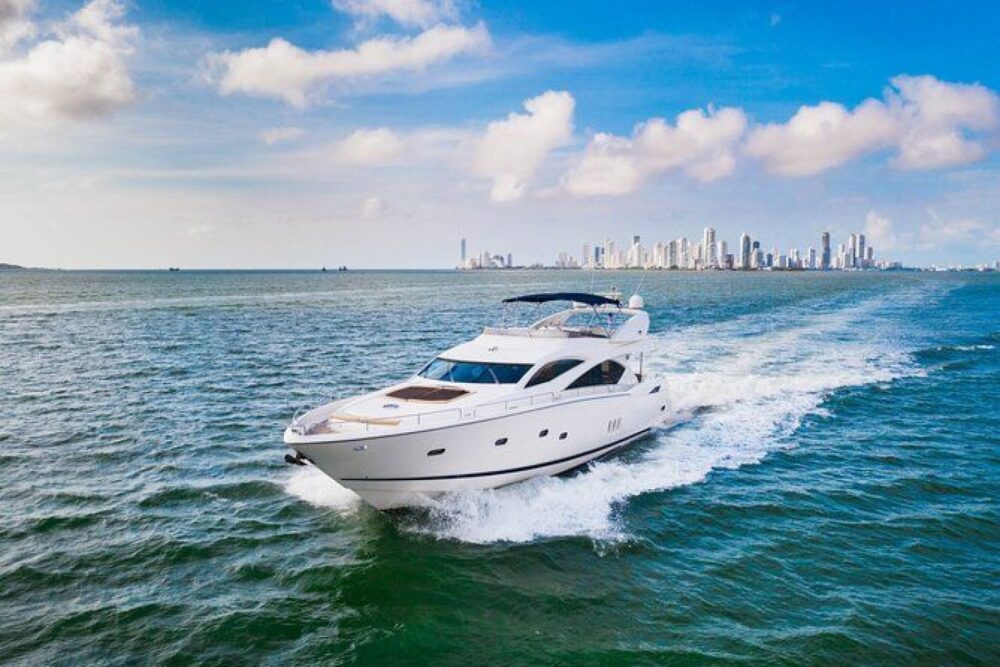 Sail on a luxurious yacht through the wonderful sea of the Colombian Caribbean - Imagen 2