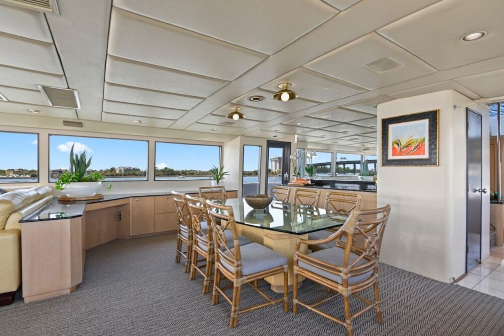 The biggest and most opulent charter boat in Charleston is called "Miss Emily." - Imagen 2