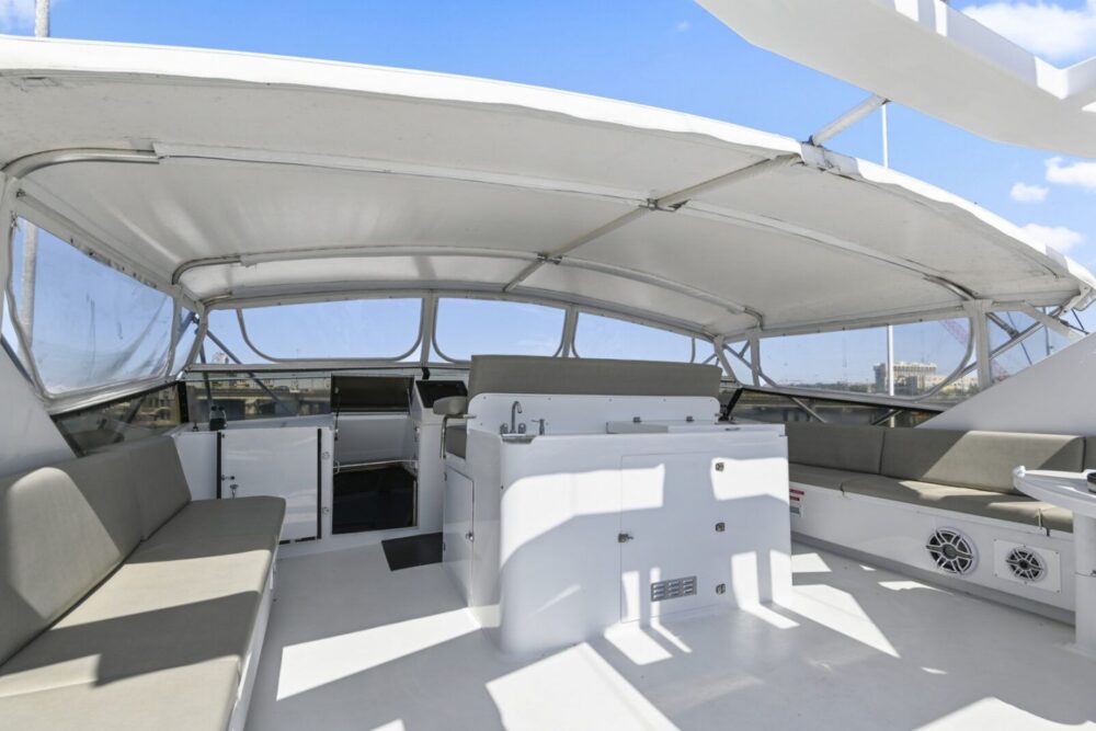 The biggest and most opulent charter boat in Charleston is called "Miss Emily." - Imagen 17