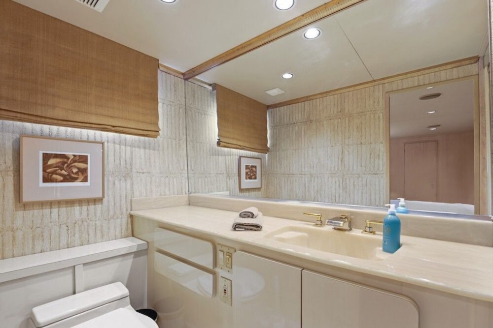 The biggest and most opulent charter boat in Charleston is called "Miss Emily." - Imagen 14