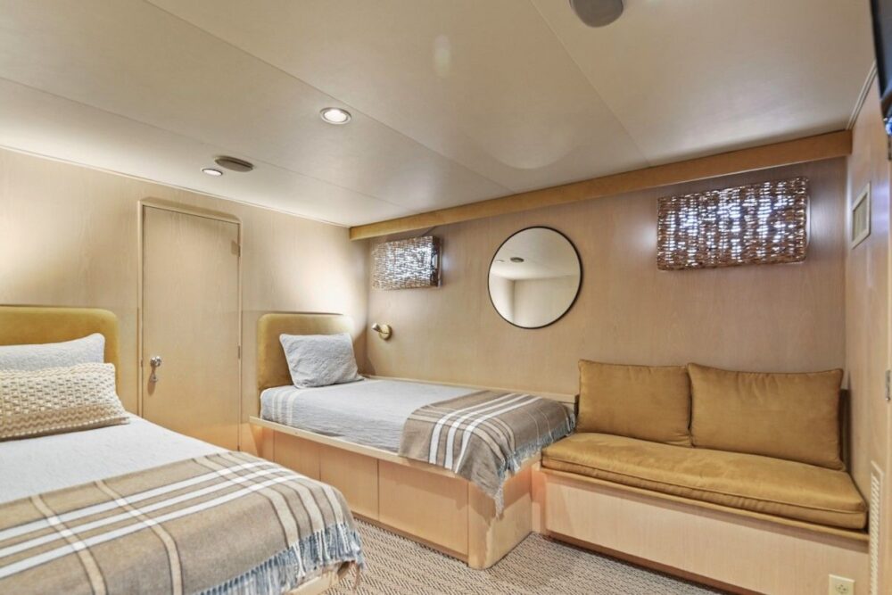 The biggest and most opulent charter boat in Charleston is called "Miss Emily." - Imagen 13