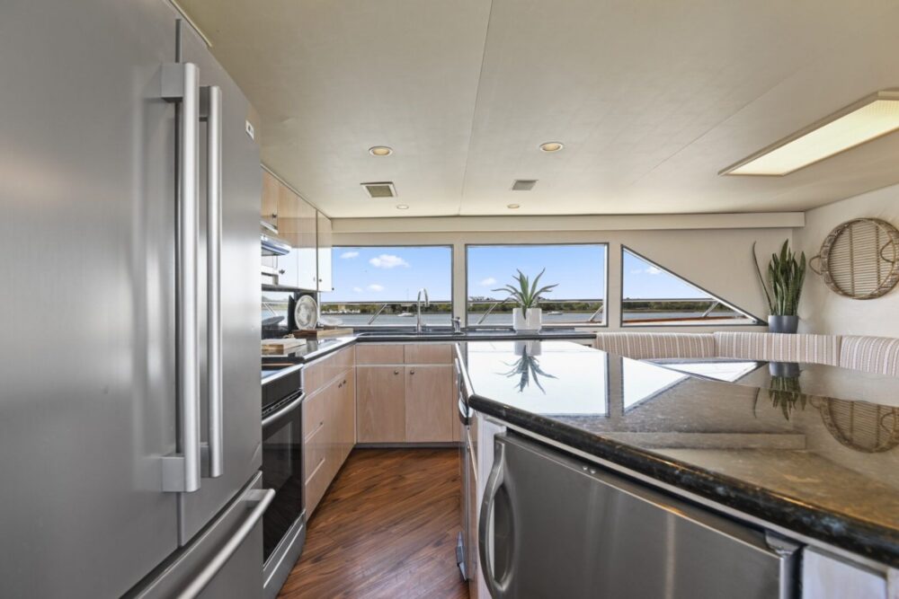 The biggest and most opulent charter boat in Charleston is called "Miss Emily." - Imagen 10