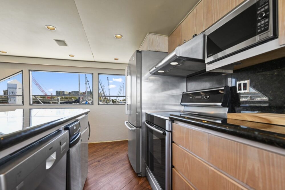 The biggest and most opulent charter boat in Charleston is called "Miss Emily." - Imagen 9