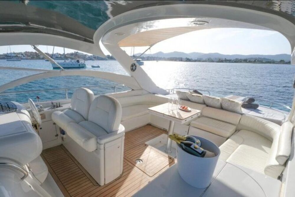 Motor yacht, features a spacious galley, bathroom, and master cabin. - Imagen 4