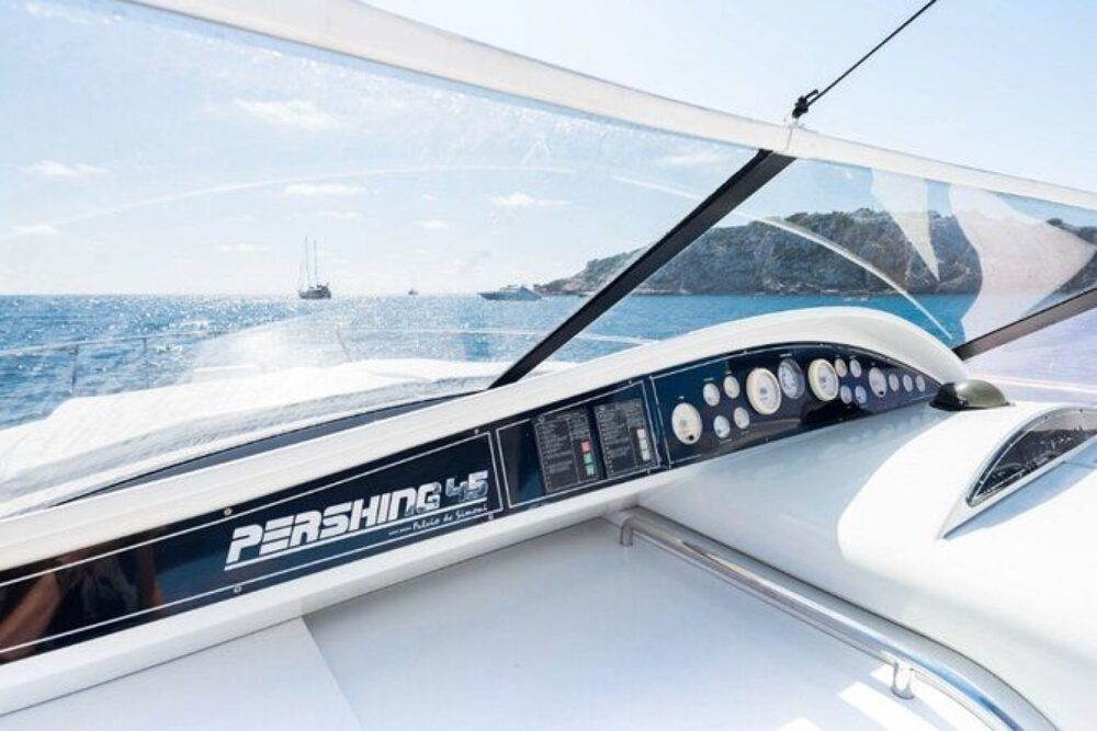 Motor yacht, features a spacious galley, bathroom, and master cabin. - Imagen 3
