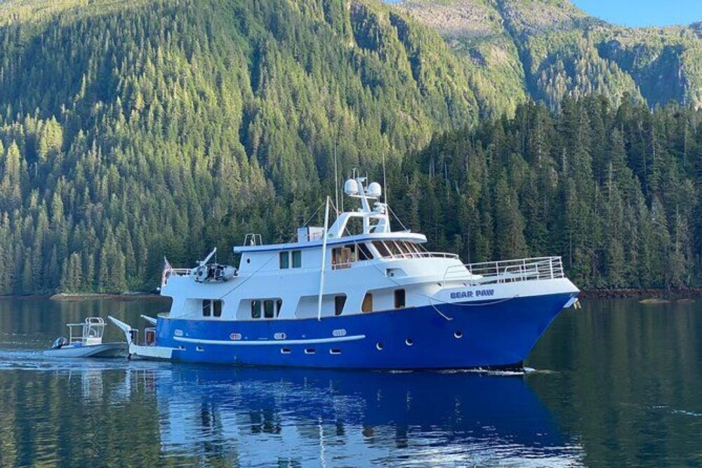 Bear Paw is an amazing luxury yacht to discover the San Juan Islands.