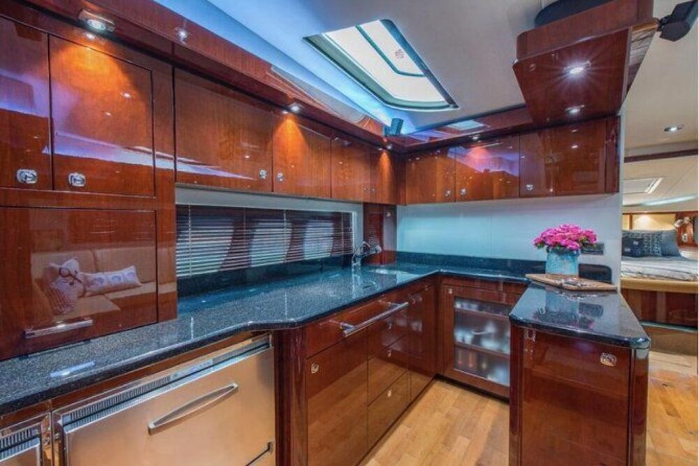 With a 360-degree cockpit and well-appointed furnishings, she is a perfect Yacht - Imagen 2