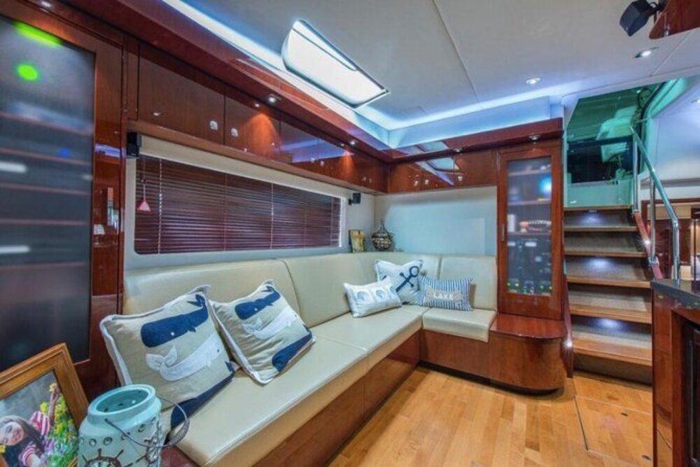 With a 360-degree cockpit and well-appointed furnishings, she is a perfect Yacht - Imagen 9