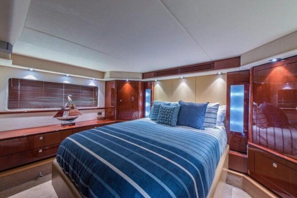 With a 360-degree cockpit and well-appointed furnishings, she is a perfect Yacht - Imagen 8