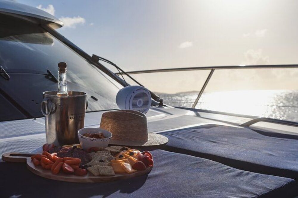 With a 360-degree cockpit and well-appointed furnishings, she is a perfect Yacht - Imagen 7